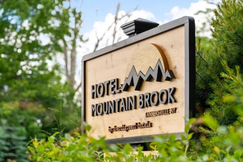 a sign for a mountain ridge mountain brook at Hotel Mountain Brook in Tannersville