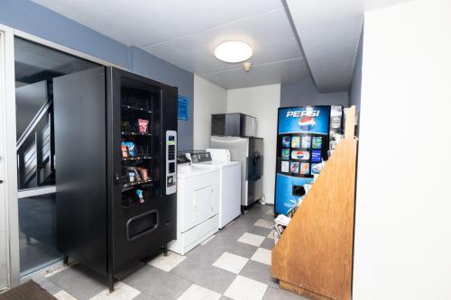 Dapur atau dapur kecil di Days Inn by Wyndham Dayton Huber Heights Northeast