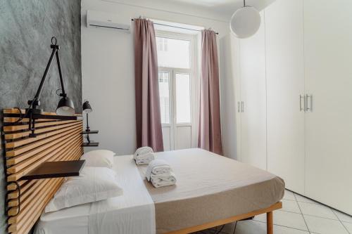 ein Schlafzimmer mit einem Bett mit Handtüchern darauf in der Unterkunft Valentine's Dream in Rom