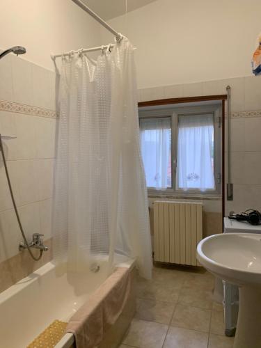 uma casa de banho com uma banheira e um lavatório em Iezza Residence em San Polo Matese