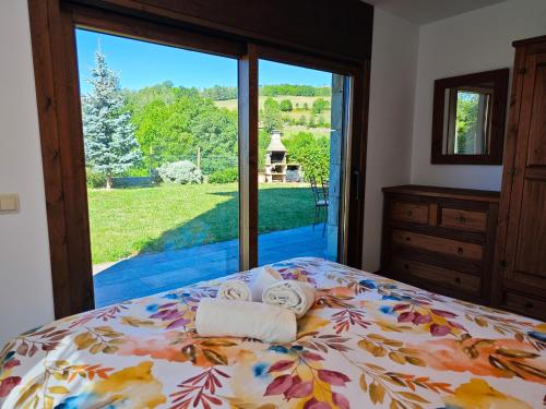 sypialnia z łóżkiem i widokiem na dziedziniec w obiekcie L'Oasi de Molló w mieście Molló