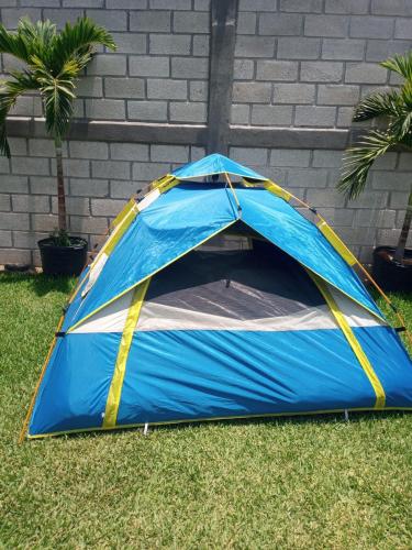 a blue and yellow tent sitting on the grass at Maktub TlayaGlamping in Tlayacapan