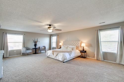 Un dormitorio con una cama y un ventilador de techo. en Chic New Mexico Retreat with Patio, Grill and Fire Pit, en Los Lunas