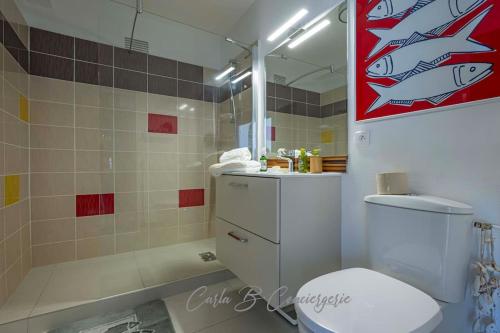 une salle de bain avec des toilettes blanches et une douche dans l'établissement LE PHARE - 2 personnes à Concarneau, à Concarneau