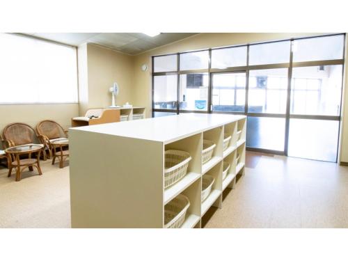 an office with a counter with empty shelves at Ashinomaki Prince Hotel - Vacation STAY 55330v in Aizuwakamatsu