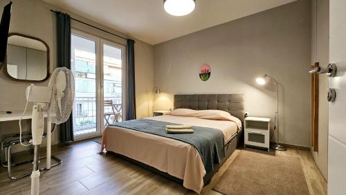 een slaapkamer met een bed en een groot raam bij Apartment Rocky II in Zadar