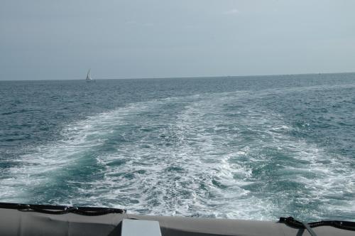 a view of the wake of a boat in the ocean at Corniche I 40 M2 - 40 M de l'eau et plages ! AU CALME wir sprechen flieBen deutsch, we speak English in Concarneau