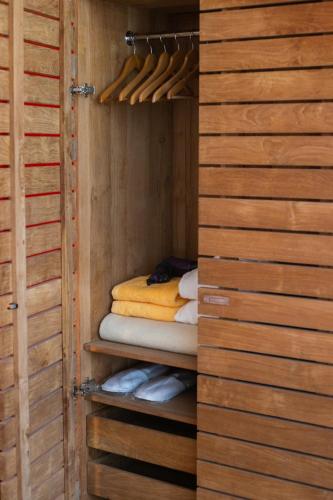 a room with a closet with wooden walls at Hotel Canaleta Heras in Espolla