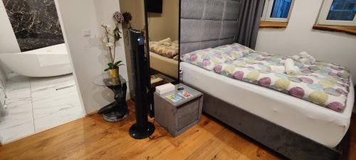 a small bedroom with a bed and a bathroom at XuBa ApartmentRooms Messe Wien Prater in Vienna