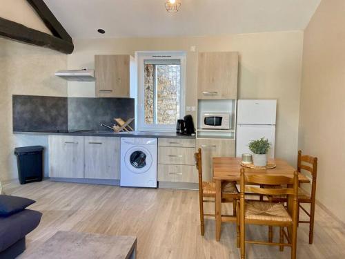 a kitchen with a table and a dining room at Studio climatisé proche gare in Bourg-en-Bresse