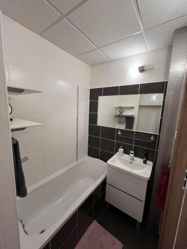 y baño con bañera y lavamanos. en Luxury apartman L&A, en Košice