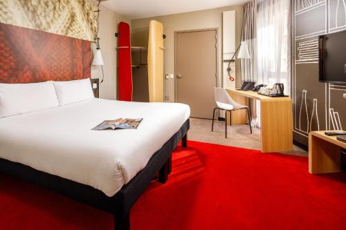 ibis London Canning Town Image