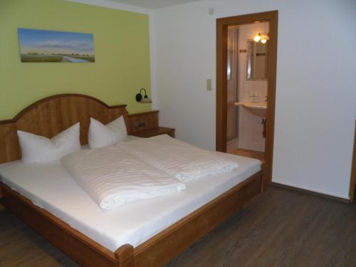 Ein Bett oder Betten in einem Zimmer der Unterkunft Walchenhof