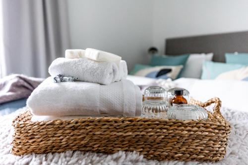 Postel nebo postele na pokoji v ubytování Arctic Blue City Suite
