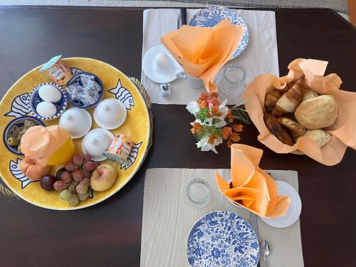 uma mesa com pratos azuis e brancos de comida em Maison d'Hote Domaine El-Manar em Zarzis