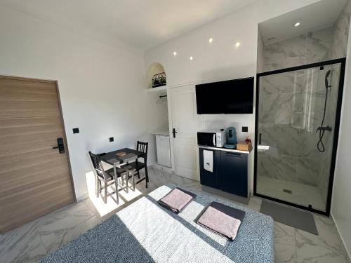 une chambre avec une table et une cuisine avec une salle à manger dans l'établissement La maison de Giulia Menton, à Menton