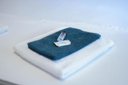 een blauwe handdoek met een label erop bij Royal House in Elbasan