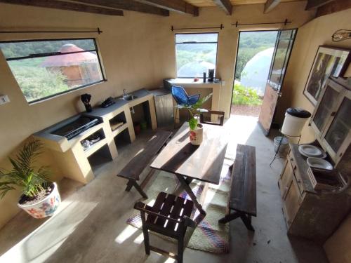 eine Luftansicht auf ein Wohnzimmer mit einem Tisch und Stühlen in der Unterkunft Chichi Jamaica Glamping Hotel Campestre in San Miguel de Allende