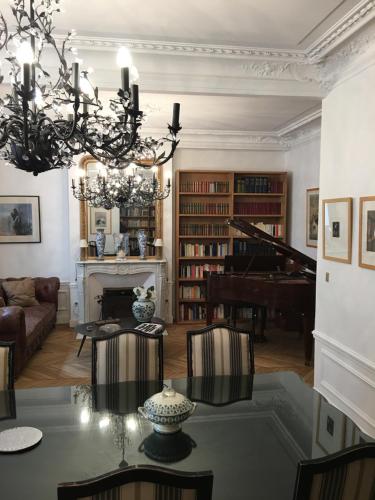 Photo de la galerie de l'établissement Appartement 3 chambres Jardin du Luxembourg, à Paris