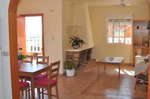 sala de estar con mesa y comedor en Villa Canamon en Mutxamel