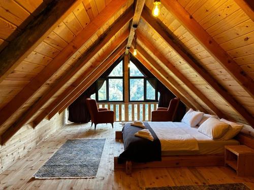 Postel nebo postele na pokoji v ubytování Fırtına suit bungalov
