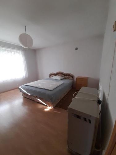 Camera piccola con letto e finestra di Entire Home in Arberia , Flat 3 a Pristina
