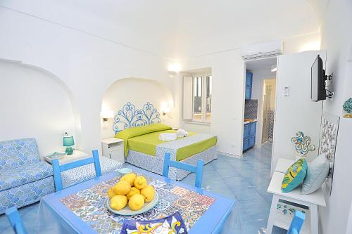 een woonkamer met een bed en een tafel bij CASETTAZZURRA in Amalfi