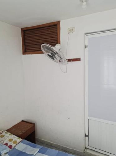 Habitación con ventilador en la pared en hotel amazonico, en Mocoa