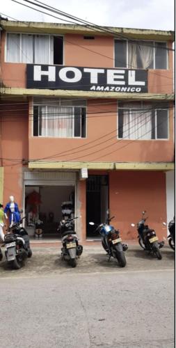 un grupo de motocicletas estacionadas frente a un edificio en hotel amazonico, en Mocoa