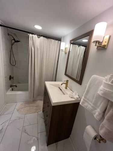 Ένα μπάνιο στο Modern Athens Home 4bd, 3bth