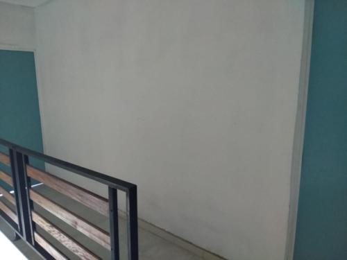Una escalera en una habitación con una pared blanca en Alojamiento Temporarios NEA en Formosa
