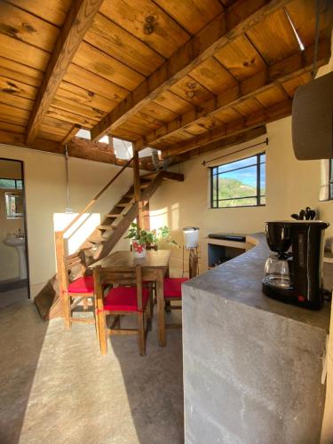 eine Küche mit einem Tisch und eine Treppe in einem Zimmer in der Unterkunft Chichi Jamaica Glamping Hotel Campestre in San Miguel de Allende