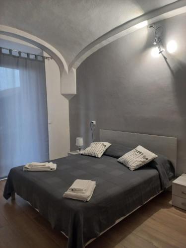 1 dormitorio con 1 cama con 2 toallas en IL VECCHIO CAMINO, en Baraggia di Boca