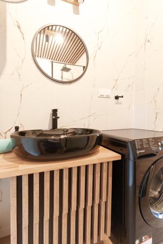 a sink on a counter next to a washing machine at Osada Joniec in Joniec