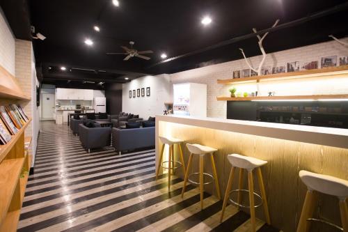 Salon ili bar u objektu Fun Inn Taipei Hostel