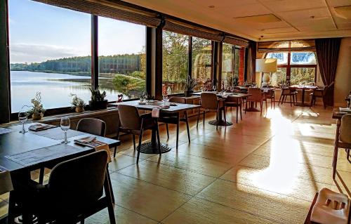 Výhled na řeku, která protéká v blízkosti hotelu