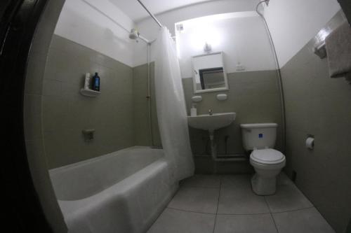La salle de bains est pourvue d'une baignoire, de toilettes et d'un lavabo. dans l'établissement Most Central Place in Lima, à Lima