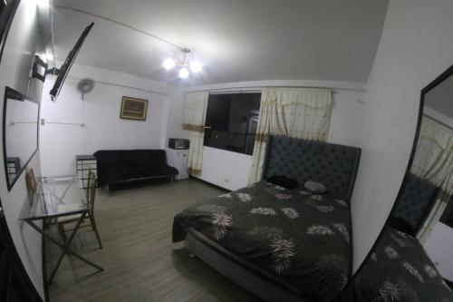 un soggiorno con letto e divano di Most Central Place in Lima a Lima