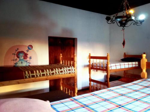 a bedroom with two bunk beds and a chandelier at Valizas 1900 in Barra de Valizas
