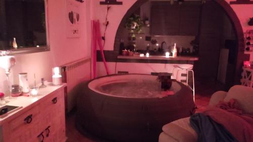 un bagno con una grande vasca in una camera rosa di Aceri e Bollicine a Lanuvio