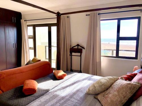 sypialnia z łóżkiem i widokiem na ocean w obiekcie Namibia Coastal Retreat w mieście Walvis Bay