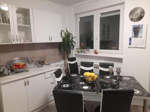 eine Küche mit einer Kochinsel in einem Zimmer in der Unterkunft Nada apartman in Vukovar