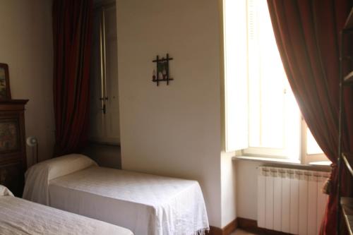 1 dormitorio con 2 camas y una cruz en la pared en Campo dei Fiori Jewel, en Roma