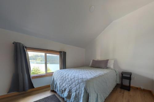 - une chambre avec un lit et une fenêtre dans l'établissement Whale Pass Adventure Apartment, 