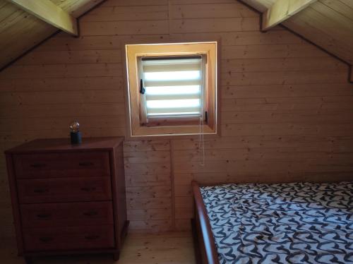 Una cama o camas en una habitación de Domek u Emi Wilkasy Giżycko