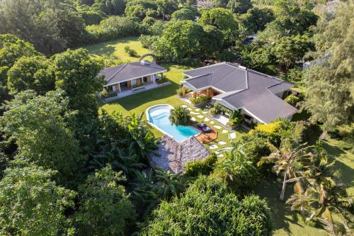 een luchtzicht op een huis met een zwembad bij Nakatumble - Luxury Sustainable Villa with Farm in Pangona