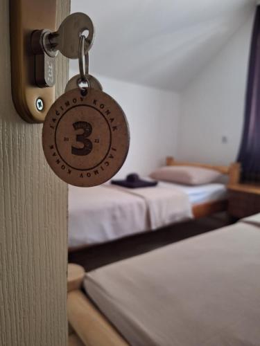 a door tag on a door with two beds at Jaćimov Konak in Pirot