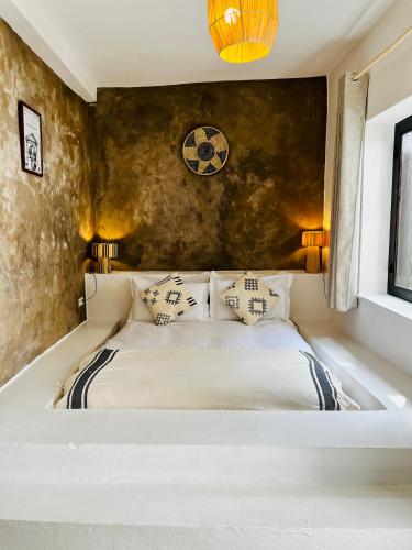 Una cama o camas en una habitación de Riad Dar Sebta