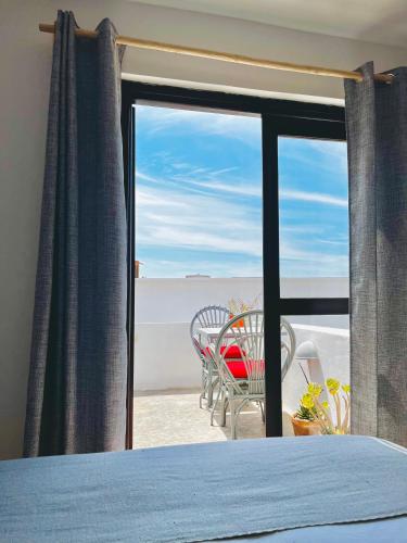 Una cama o camas en una habitación de Riad Dar Sebta