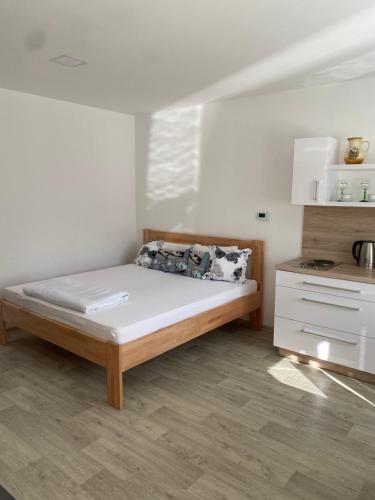ein Schlafzimmer mit einem Bett in einem Zimmer in der Unterkunft Útulná garsonka v přírodě pro 2 osoby in Jihlava